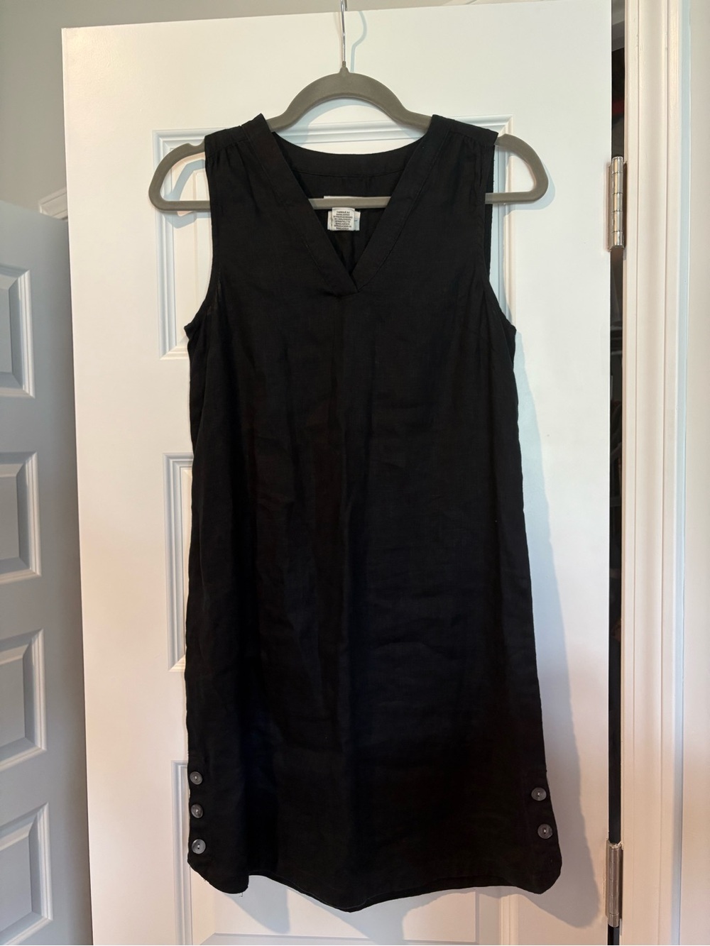 Nicole Miller Black Sleeveless V-Neck Shift Dress